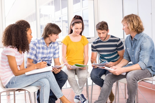 Studenten die huiswerk doen