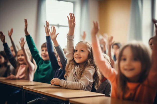 Foto studenten die hun handen opheffen in de klas op de basisschool