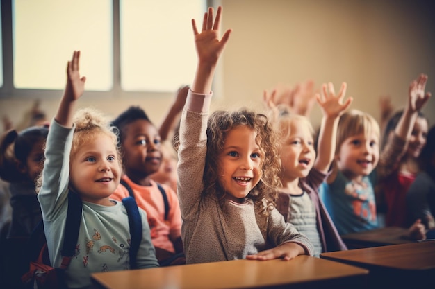 Studenten die hun handen opheffen in de klas op de basisschool