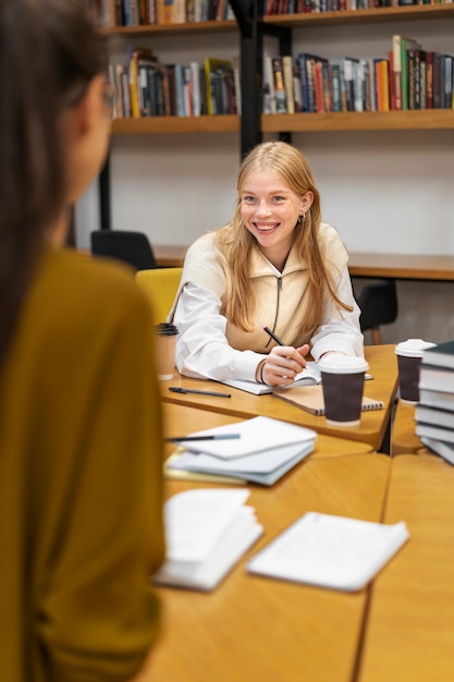 Studenten die in studiegroep werken