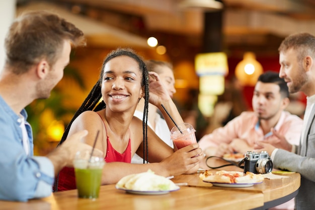 Studenten die keuzevakken bespreken