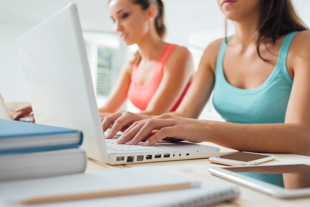 Studenten die laptops gebruiken en studeren