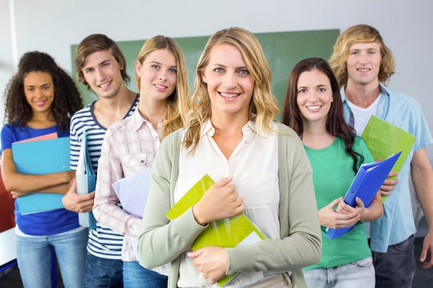 Studenten die omslagen houden bij universiteit