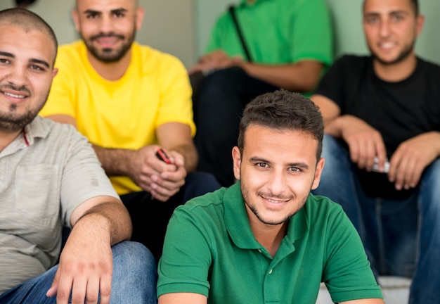 Studenten die op trappen binnenshuis zitten