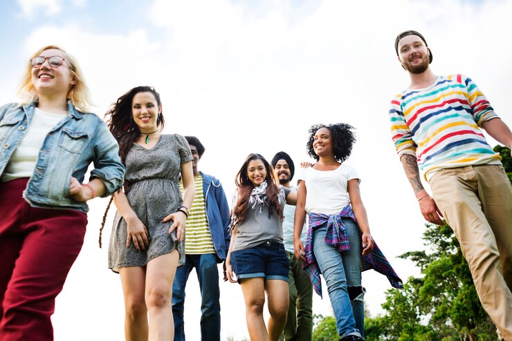 Foto studenten die samen lopen