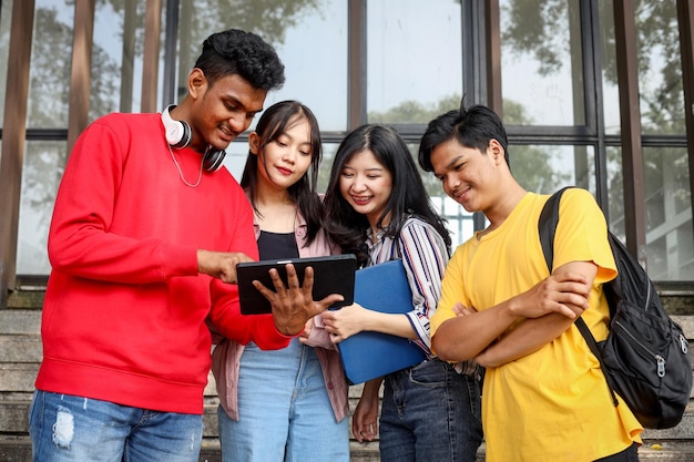 studenten die studeren op een digitale tablet die zich voorbereidt op een examen of aan een groepsproject werkt