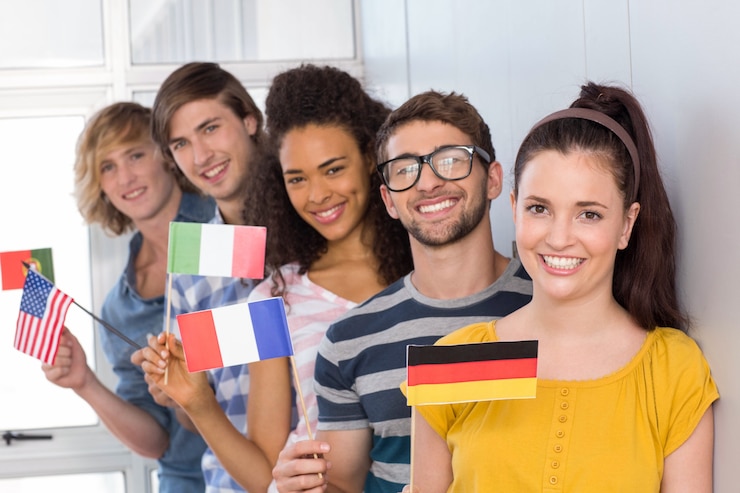 Foto studenten die vlaggen houden