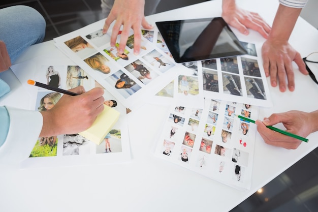 Studenten die werken met tablet pc en foto&#39;s