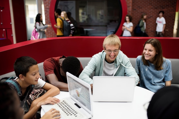 Studenten e-learning met een laptop