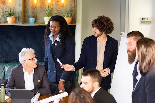 Studenten en universiteitsprofessor tijdens een schoolles