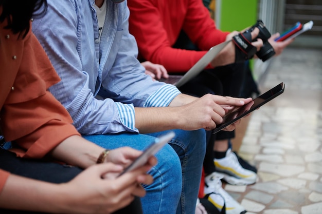 studenten gebruiken moderne technologie op school om projecten te maken