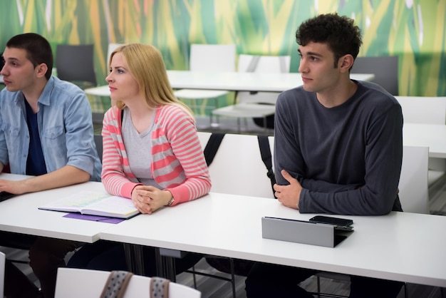 studenten groep studeren samen in school klas en werken samen huiswerk project