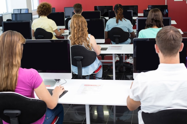 Studenten in computerklas