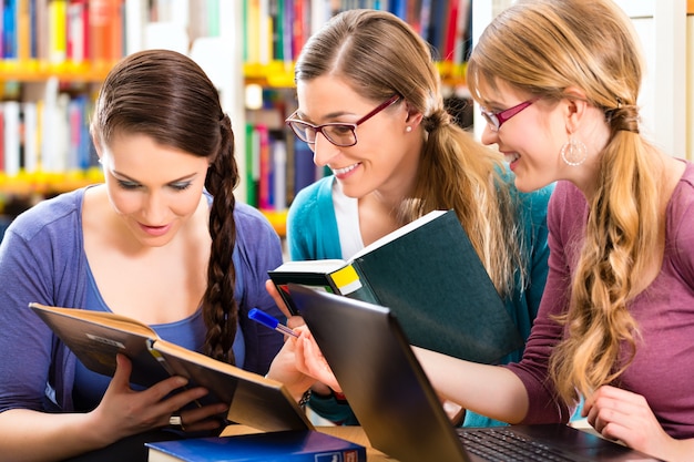 Studenten in de bibliotheek zijn een leergroep