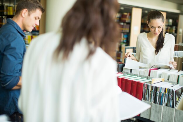 Foto studenten in de bibliotheek