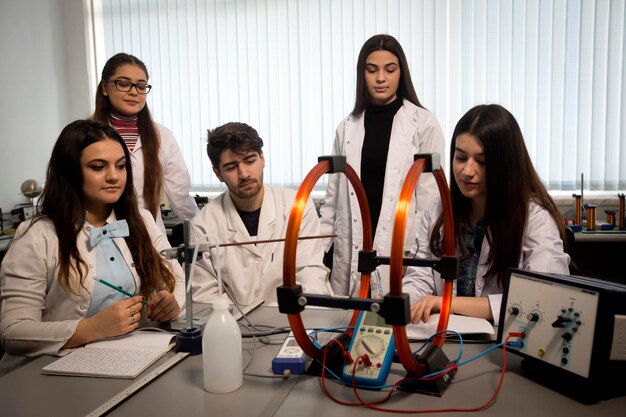 Foto studenten in de natuurkundeles