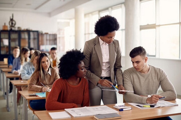 studenten in een klas één van de studenten schrijft op een papier