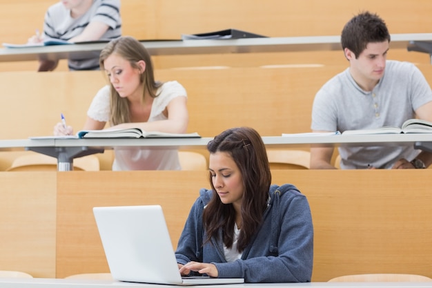 Studenten in een lezing met een laptop