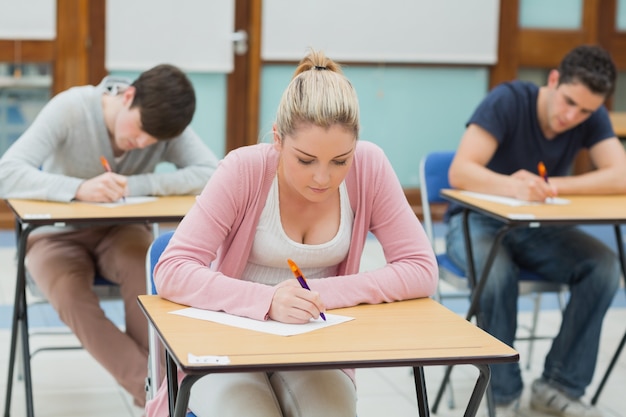 Studenten in examenzaal