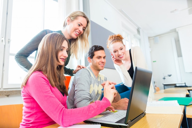 Studenten in teamwork leren