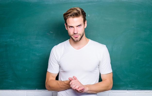 Studenten leven terug naar school lege schoolbord informatie serieuze student bij blackboard man