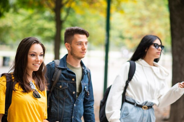 Studenten lopen in een park