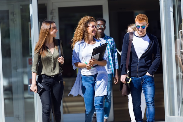 Studenten lopen tijdens de pauze en communiceren in de universiteitszaal.