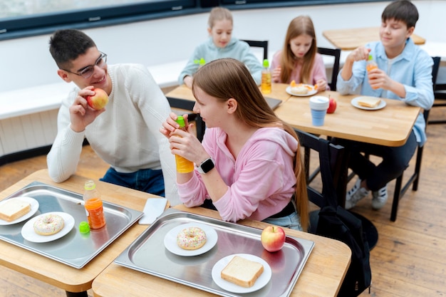 Studenten lunchen in de kantine