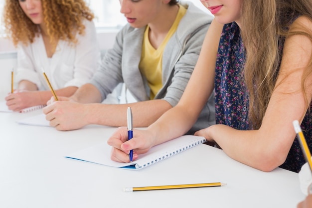 Studenten maken van aantekeningen in de klas