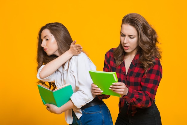 Studenten meisjes Gelukkige jonge vrouw Student aan de universiteit