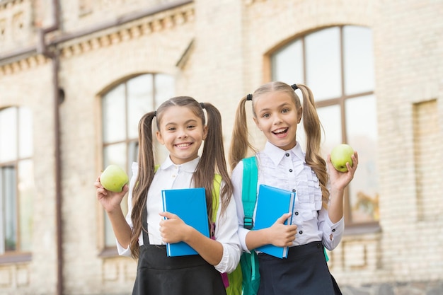 Studenten meisjes klasgenoten met rugzakken met school lunch verse vitamines concept