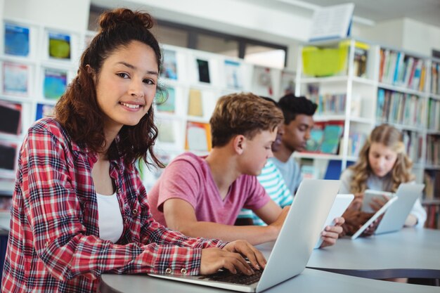 Studenten met behulp van laptop, digitale tablet