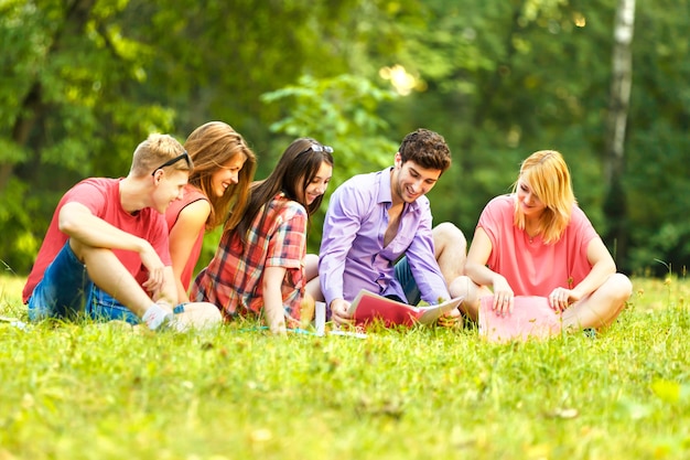 Studenten met boeken in het park