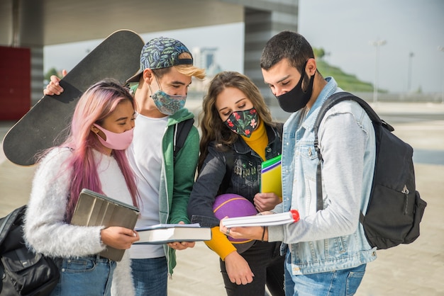 Studenten met gezichtsmaskers