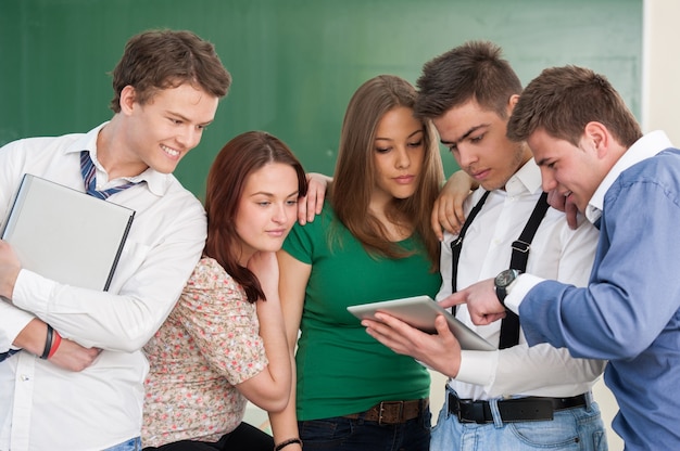 Studenten met moderne apparatuur