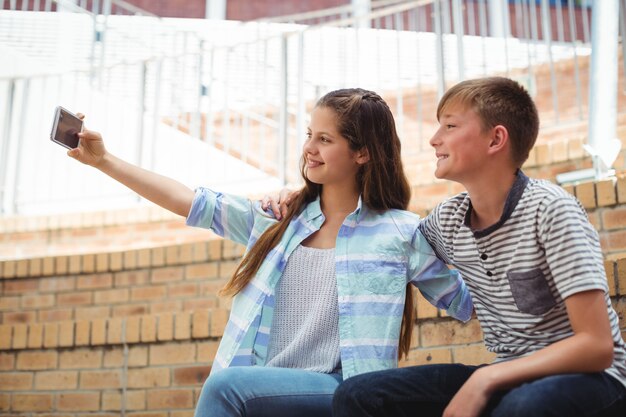 Studenten nemen een selfie op de mobiele telefoon op de campus