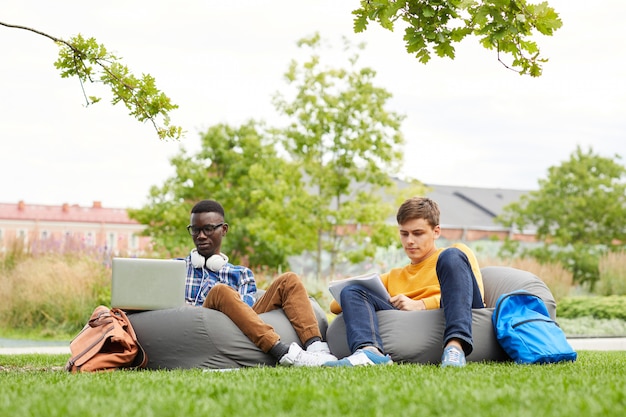 Studenten ontspannen buiten op de campus