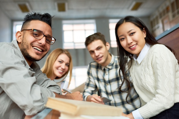 Studenten poseren in de klas