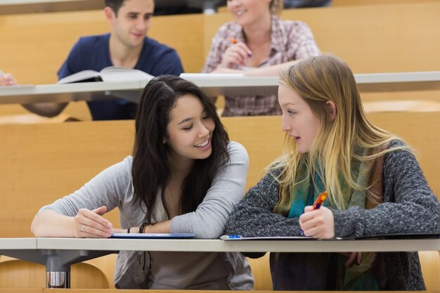 Studenten praten in een collegezaal