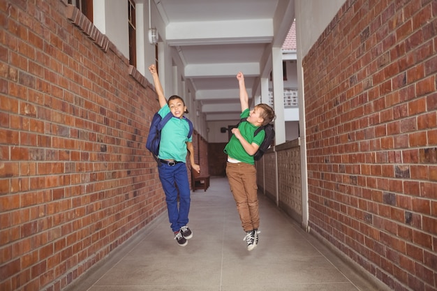 Studenten rennen en springen door de hal