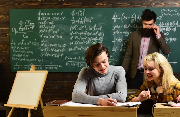 Studenten schrijven compositie voor jaarlijkse examenvoorbereiding Studenten bouwen positieve relaties op met hun docenten Student heeft een veilige leeromgeving nodig