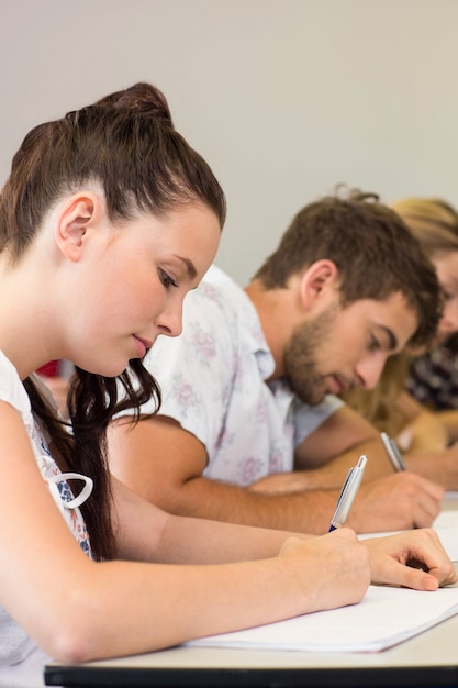 Studenten schrijven notities in de klas