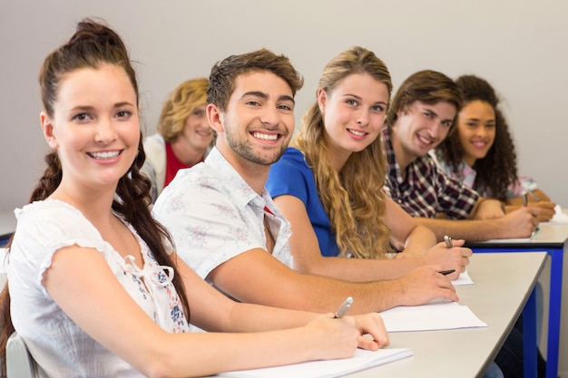 Studenten schrijven notities in de klas