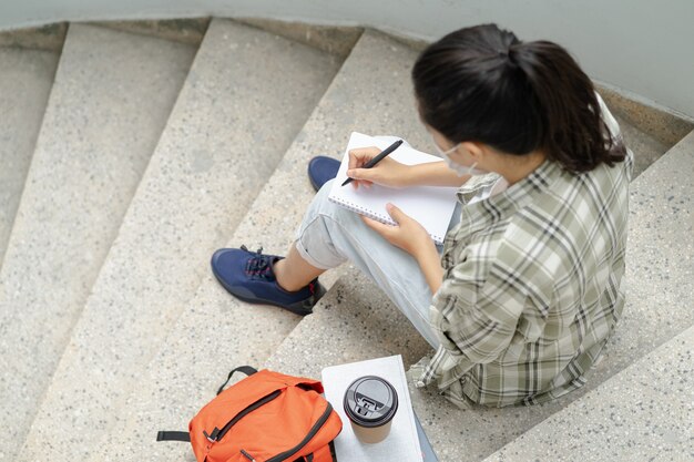 Studenten studeren buiten op school