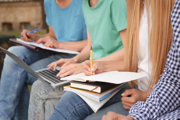 Studenten studeren buitenshuis close-up