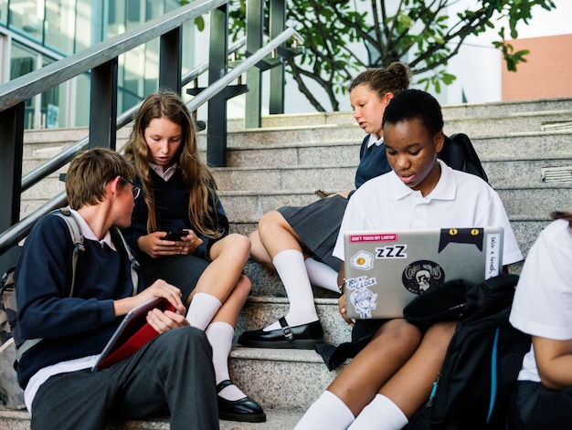 Studenten studeren en praten op de trap