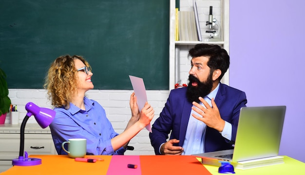 Studenten studeren in de klas jonge gelukkige studenten scholieren wereldlerarendag