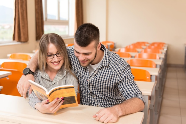 Studenten studeren in de klas op de middelbare school