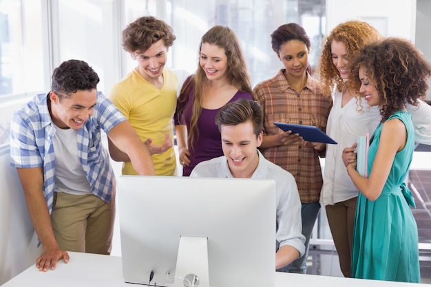 Studenten werken in computerlokaal