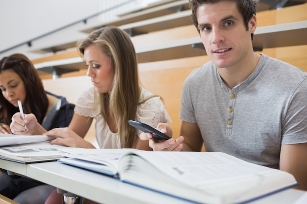 Studenten zitten aan de balie te leren